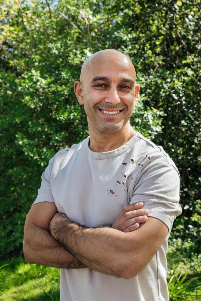 Mohamed Ettajiri lacht tijdens een gesprek met een jongere